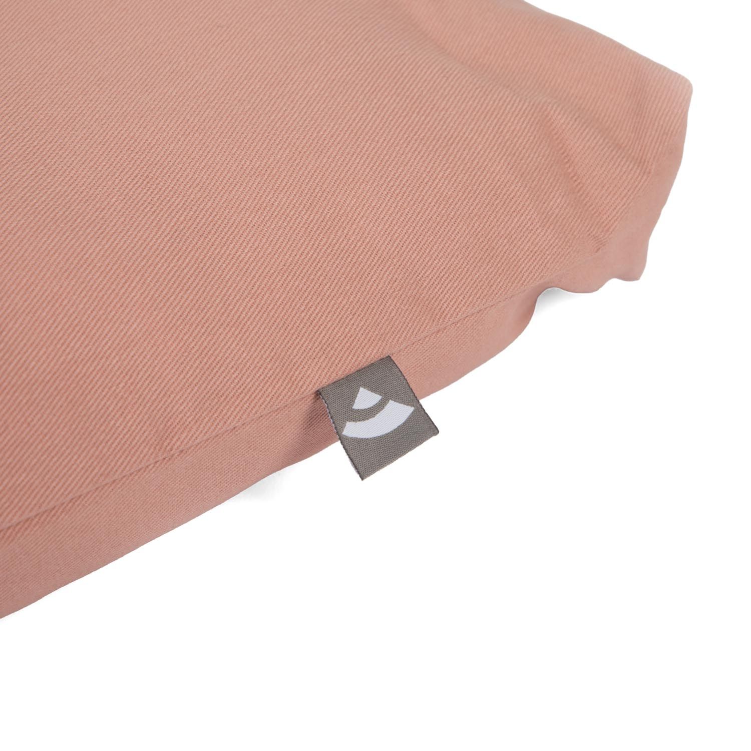 Roze meditatiemat Zabuton ECO met klein merklogo op grijs label.