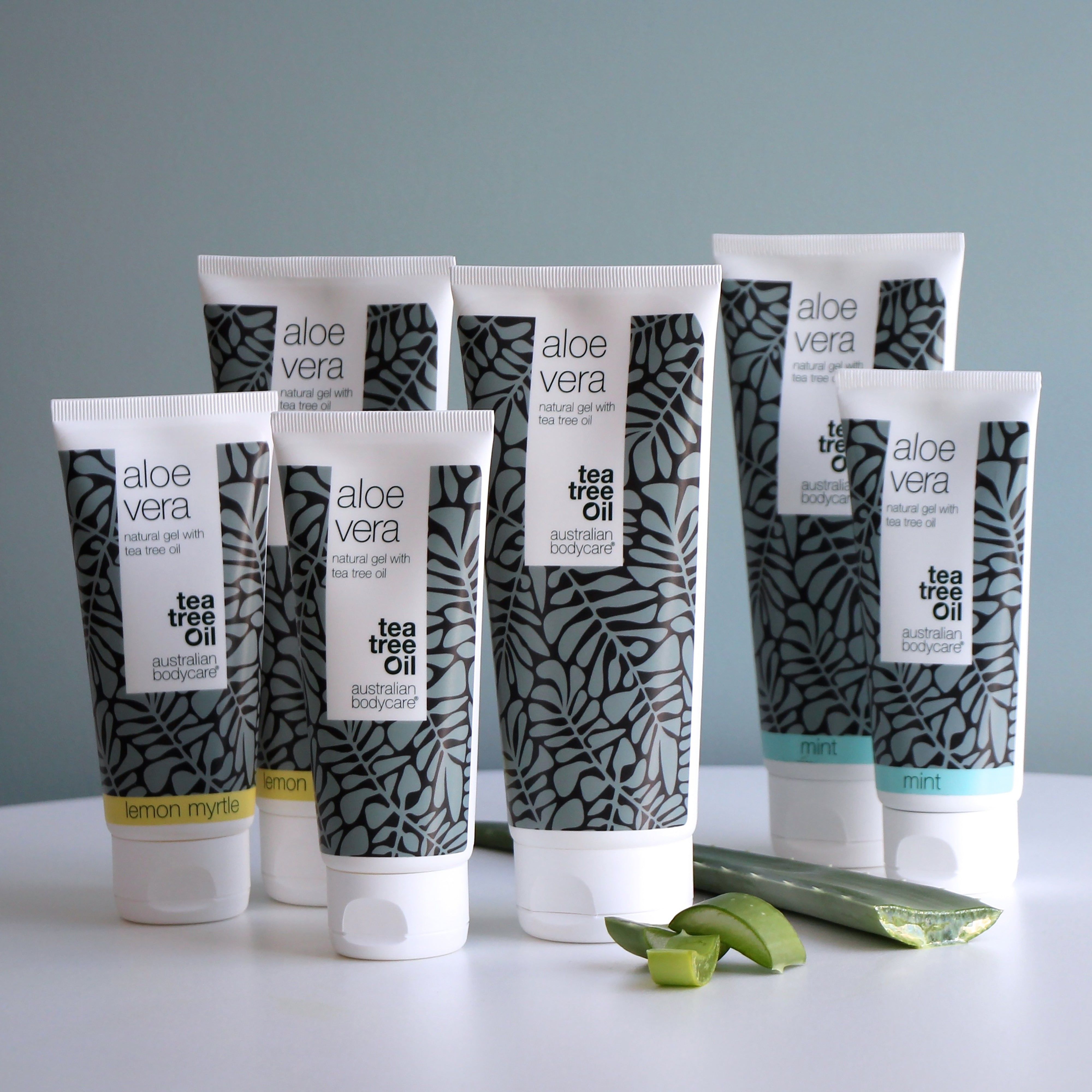 Plusieurs tubes de gel Aloe Vera. Inscription : Aloe Vera, Tea Tree Oil, Australian Bodycare. Différentes tailles et couleurs.
