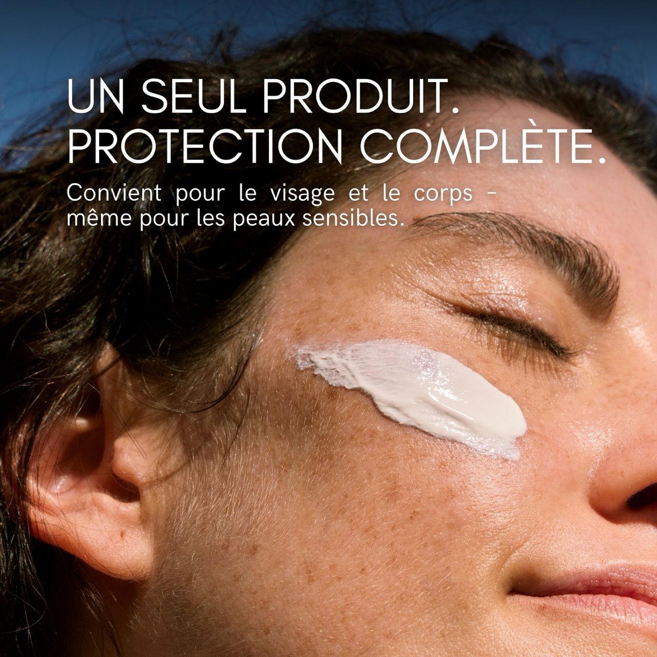Mains pressant de la crème solaire d'un tube. Pénètre instantanément.