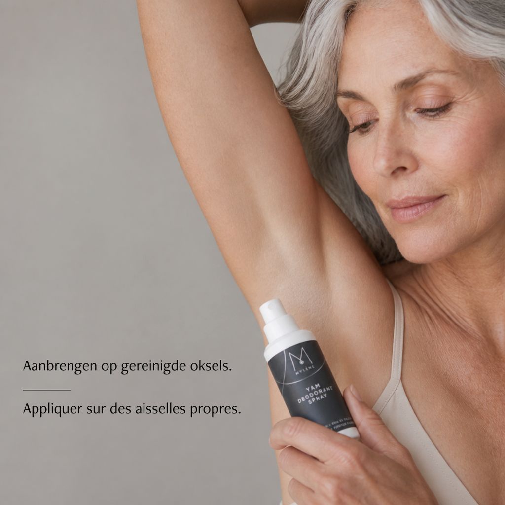 Femme âgée utilisant un spray déodorant Mylène Yam sur son aisselle.