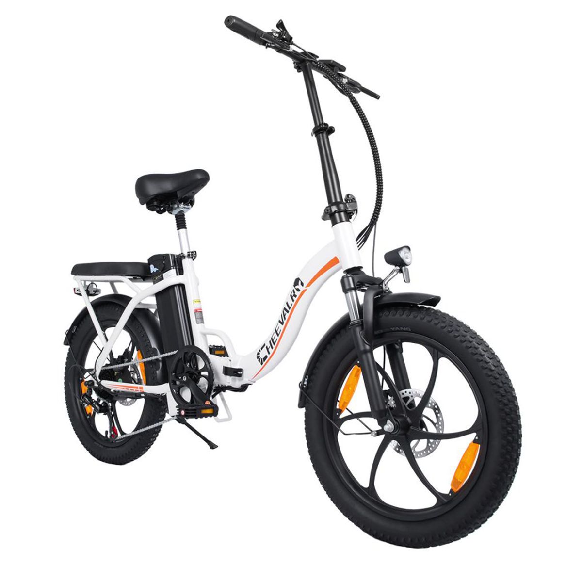 Vélo électrique blanc avec pneus noirs. Visible : selle, porte-bagages, marque CHEEVALRY.