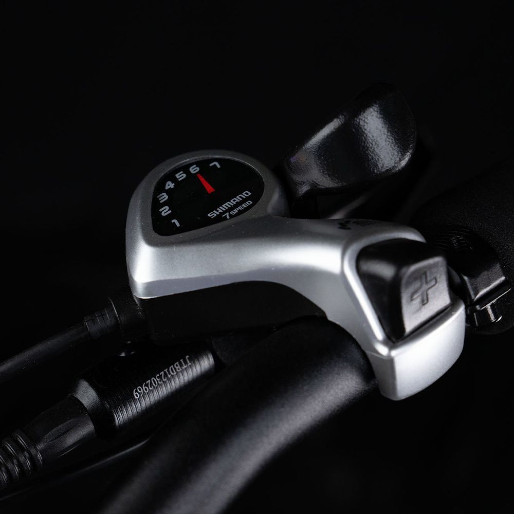 Close-up van de versnellingspook. Shimano 7-speed display. Zwarte achtergrond.