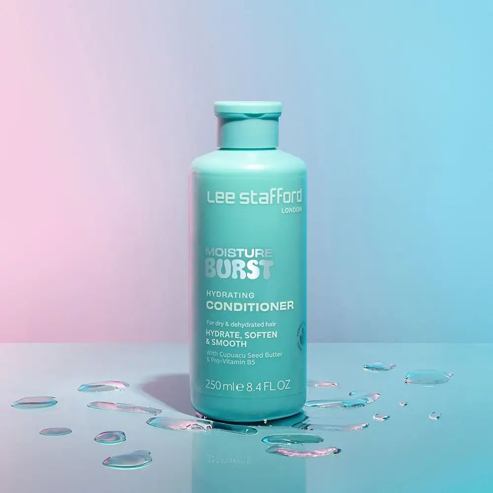 Turquoise fles met witte tekst, omringd door waterdruppels. Opschrift: Moisture Burst Hydrating Conditioner.