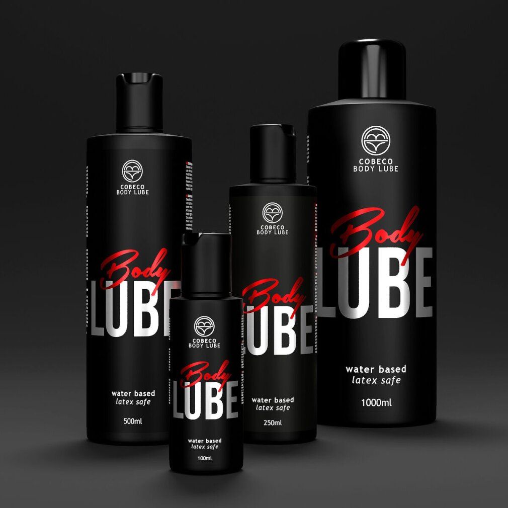 Vier zwarte flessen Cobeco Body Lube in verschillende maten: 100ml, 250ml, 500ml, 1000ml.