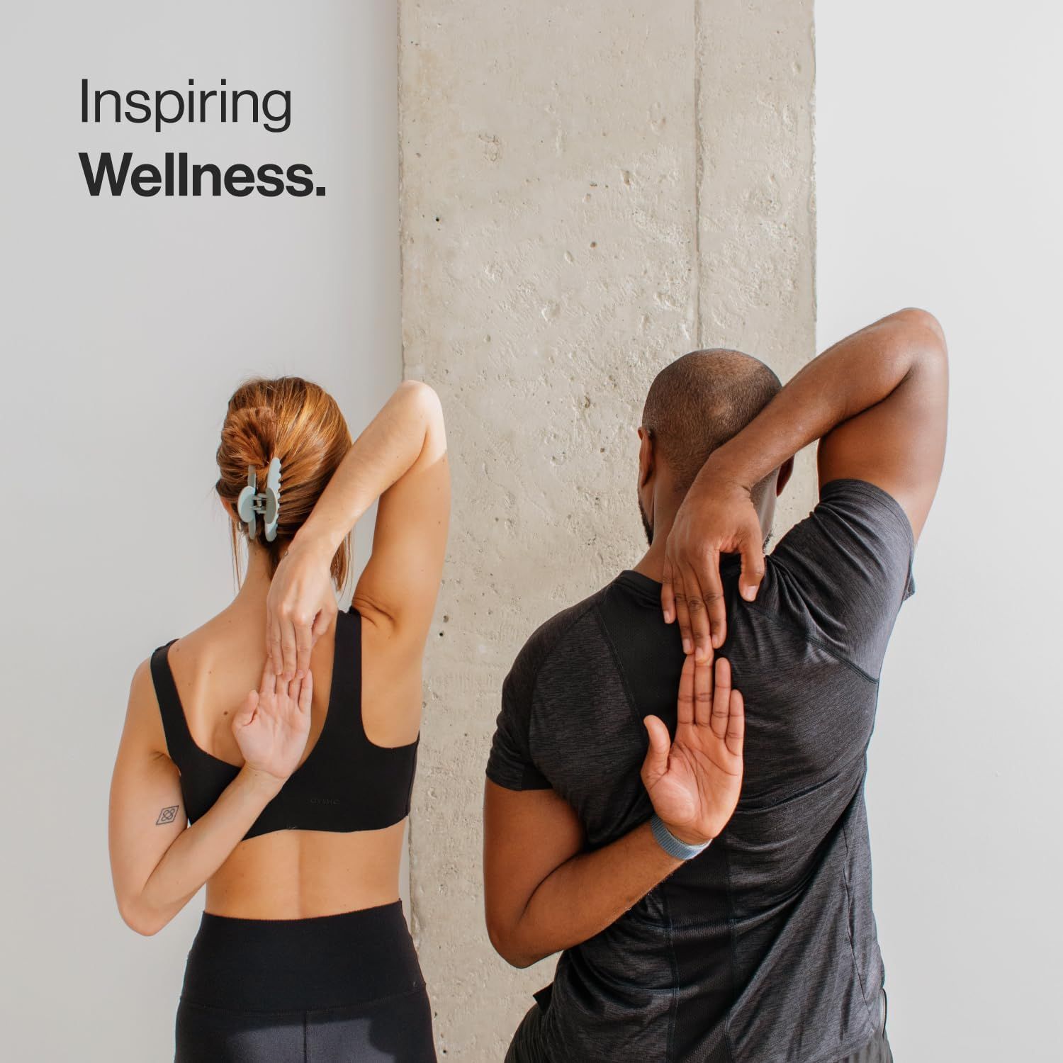 Deux personnes font des exercices de yoga. Texte: Inspiring Wellness.