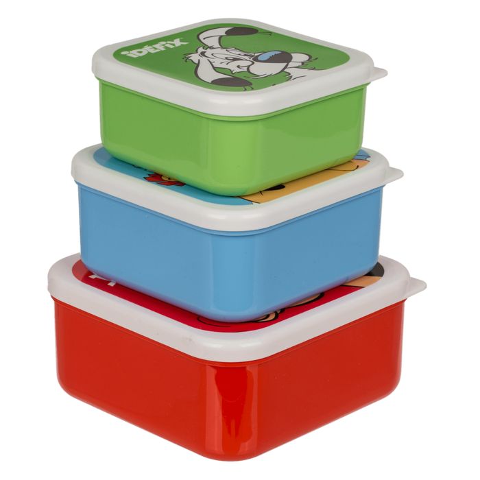 Drie brooddozen gestapeld. Kleuren: rood, blauw, groen. Deksel met motieven van Asterix, Obelix en Idefix. Vierkant.