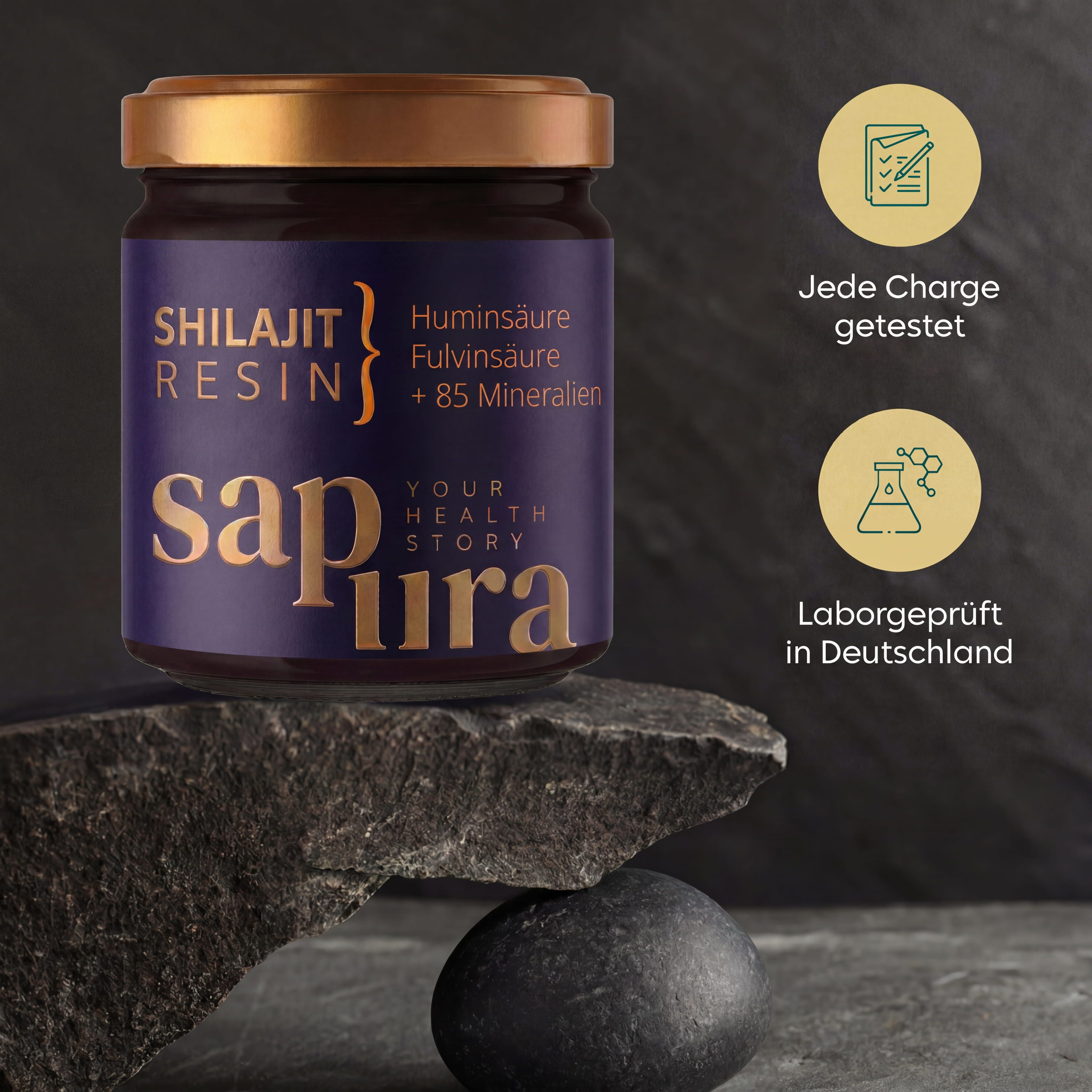 Résine de Shilajit en pot sur une pierre. Gauche : symbole de test. Droite : testé en laboratoire en Allemagne.