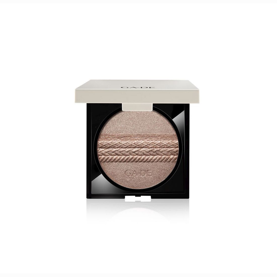 Ga-De Velveteen Highlighting Powder. Ronde, reliëf textuur in vierkante verpakking met deksel. Merk zichtbaar.