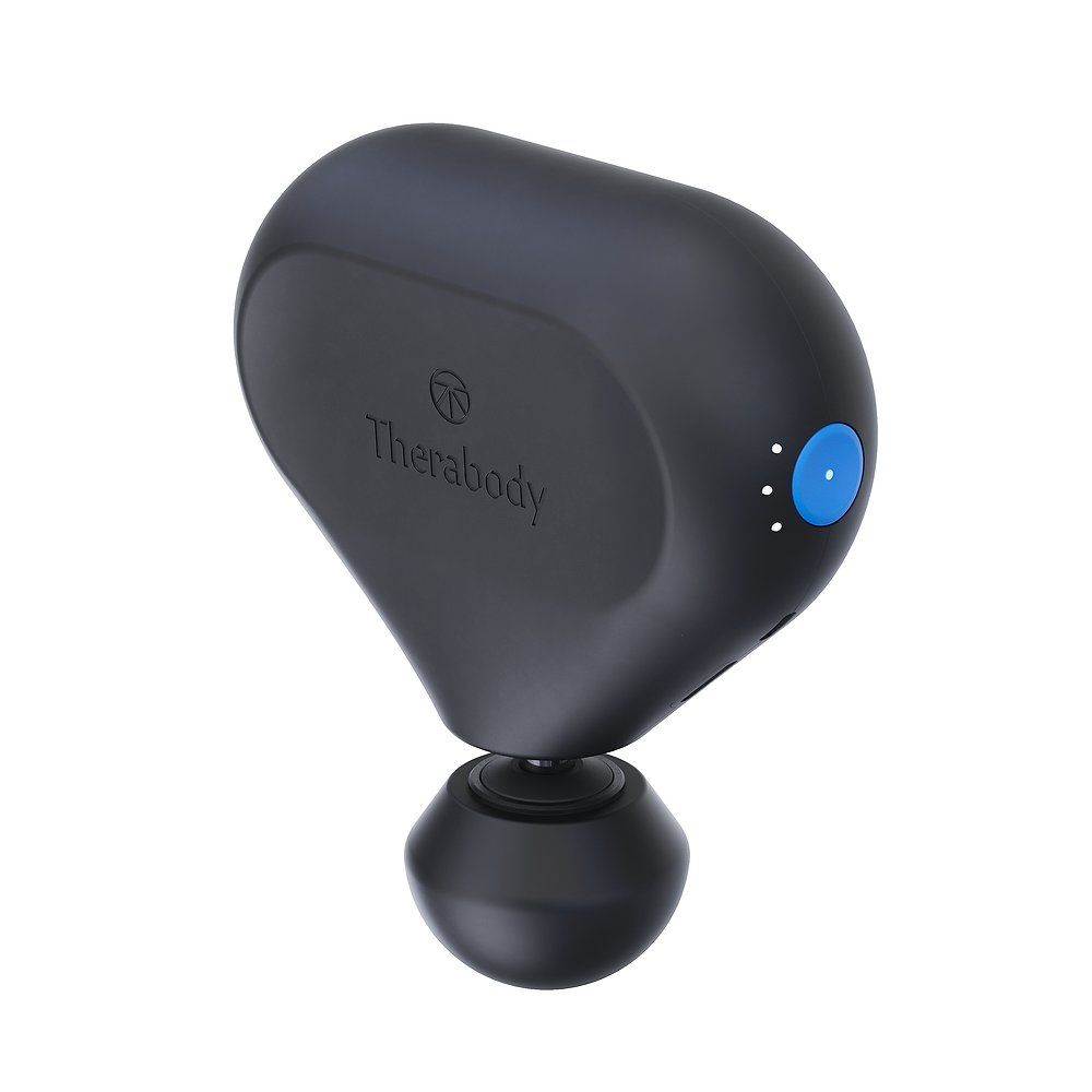 Zwarte massager met ronde kop en blauwe knop. De tekst "Therabody" is zichtbaar.