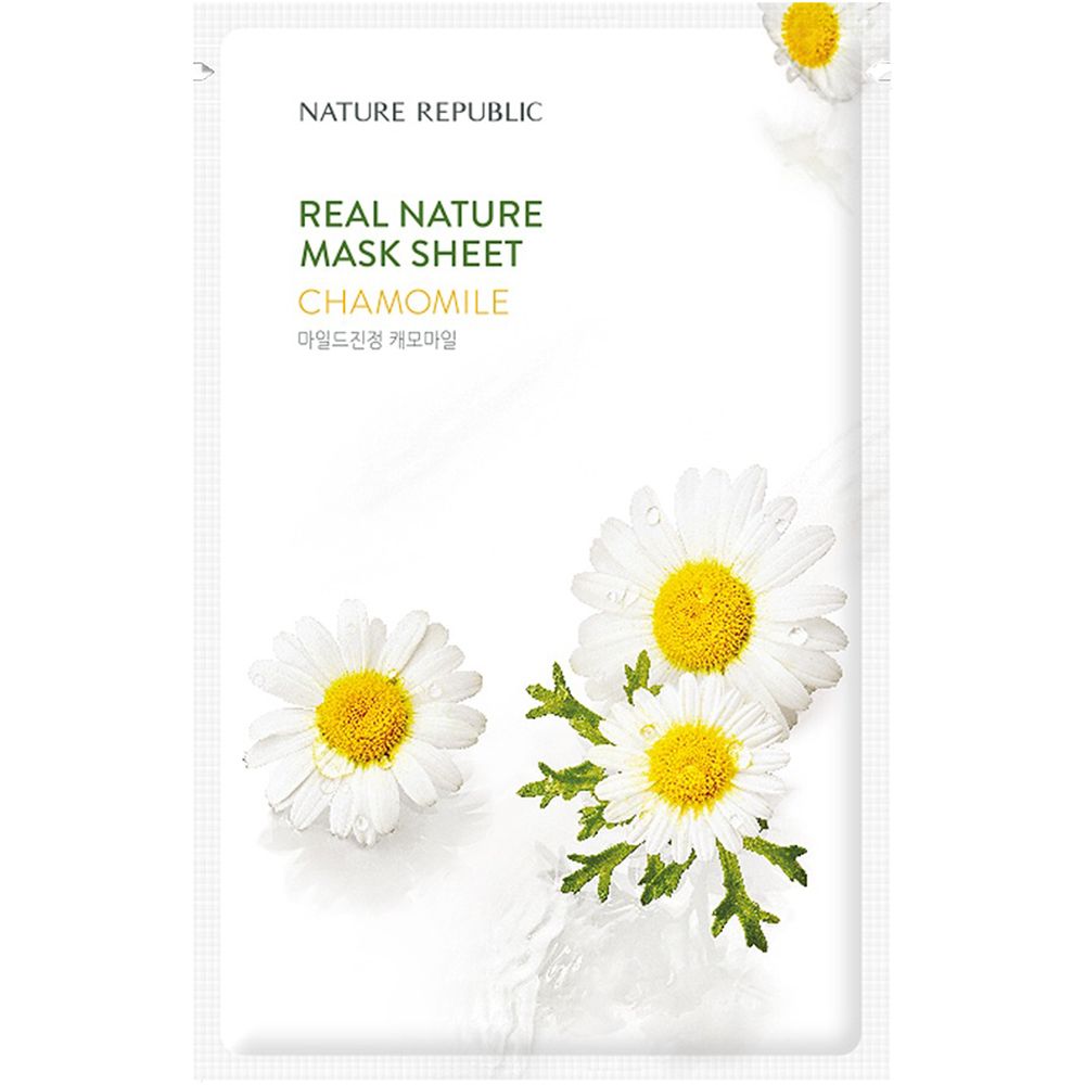Verpakking met NATURE REPUBLIC, REAL NATURE MASK SHEET, CHAMOMILE. Kamillebloemen op witte achtergrond.