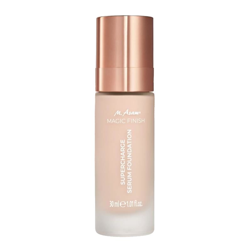 Flacon de fond de teint sérum. Inscription : M. Asam Magic Finish Supercharge Serum Foundation. 30 ml.