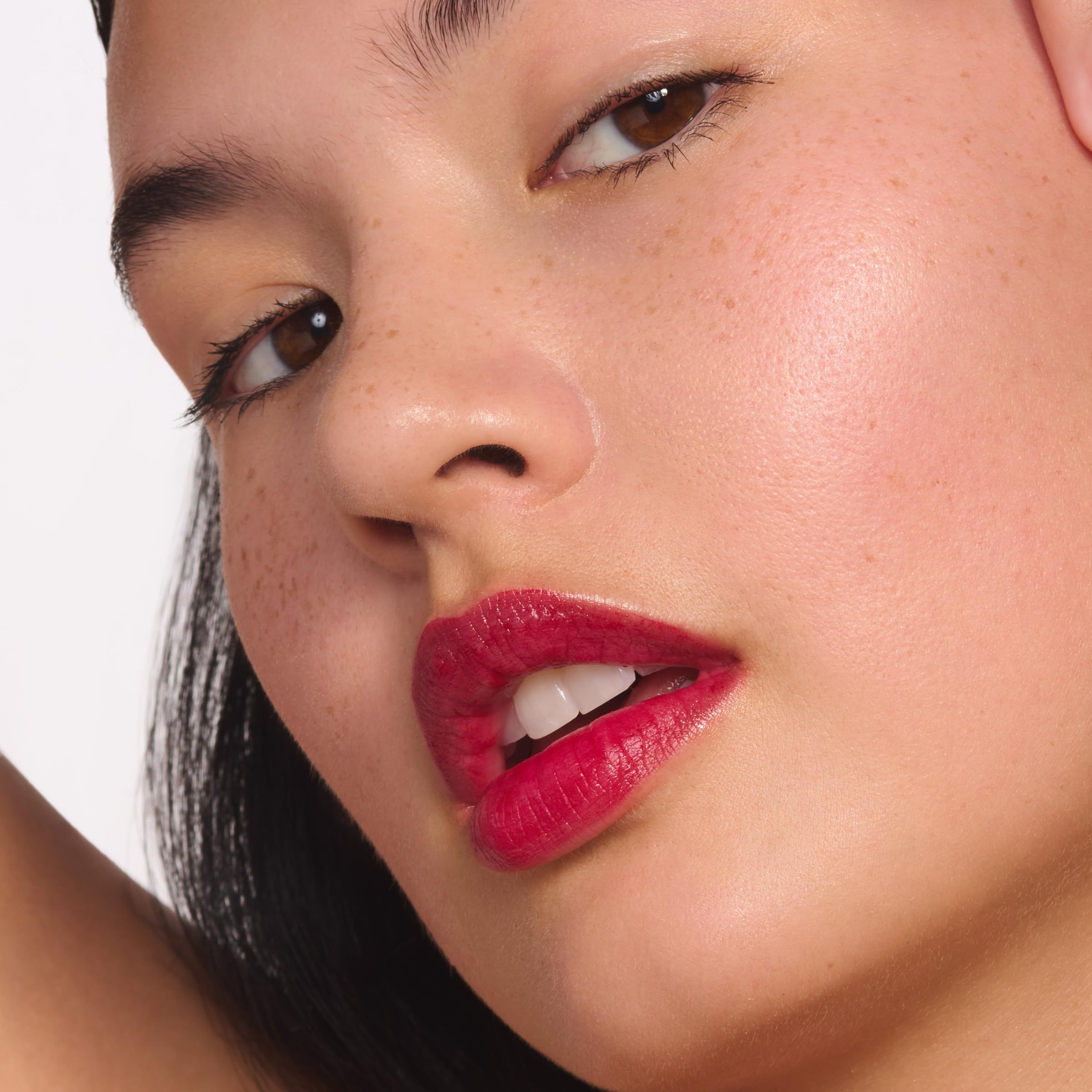 Close-up van een vrouw met Clarins Water Lip Stain op haar lippen. Donkerrode tint.