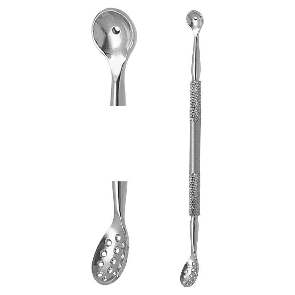 Extracteur de comédons en acier inoxydable à double extrémité. Une extrémité lisse et arrondie, l'autre perforée. Gros plans.