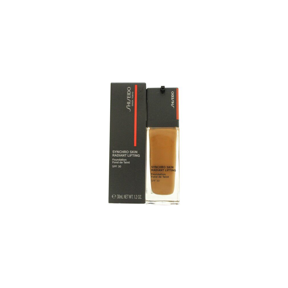 Foundation met verpakking. Zwarte doos met rode streep. Opschrift: Synchro Skin Radiant Lifting Foundation, SPF 30.