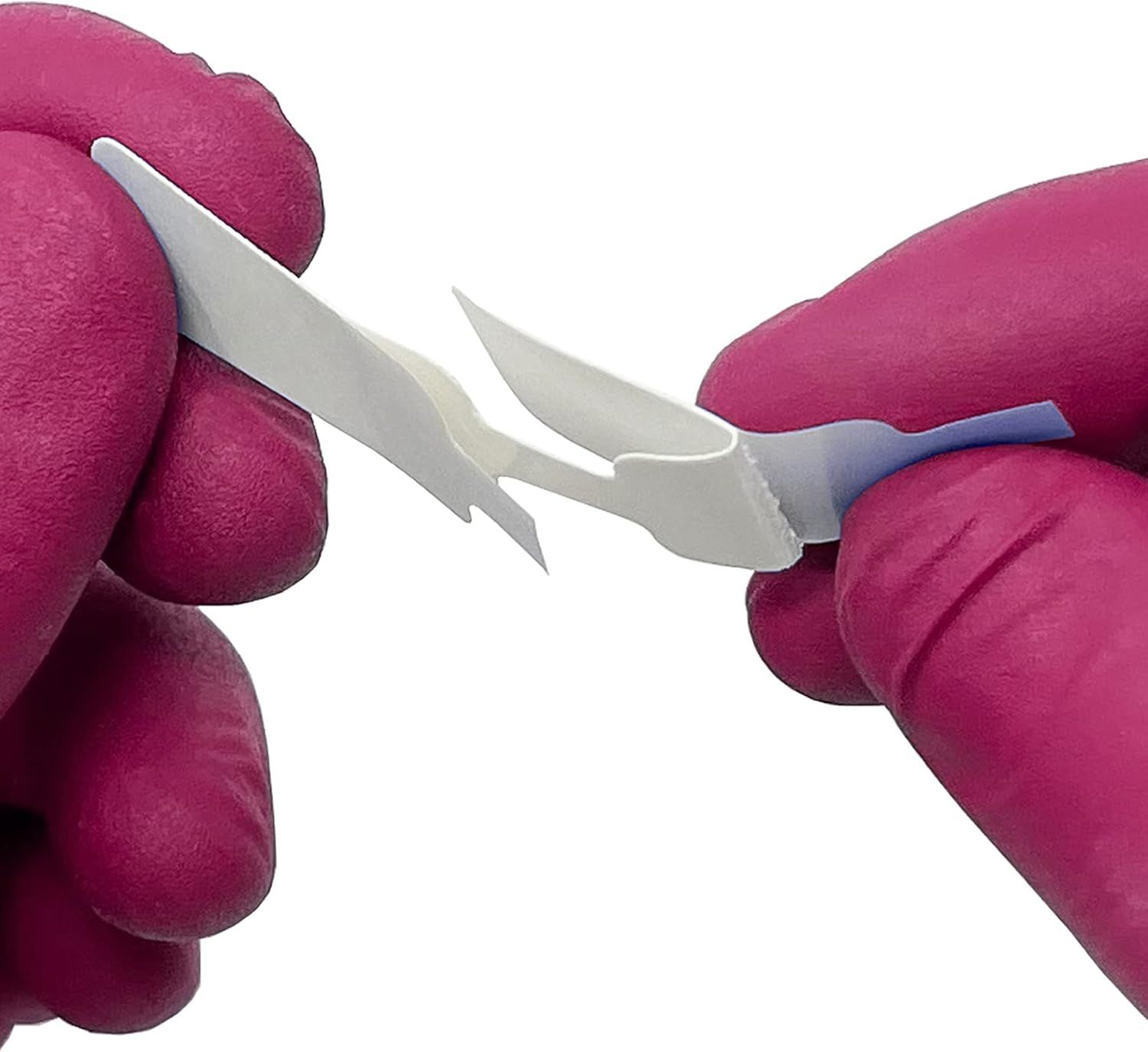 Handen in handschoenen houden Cutiderm vlindernaadstrips voor toepassing.