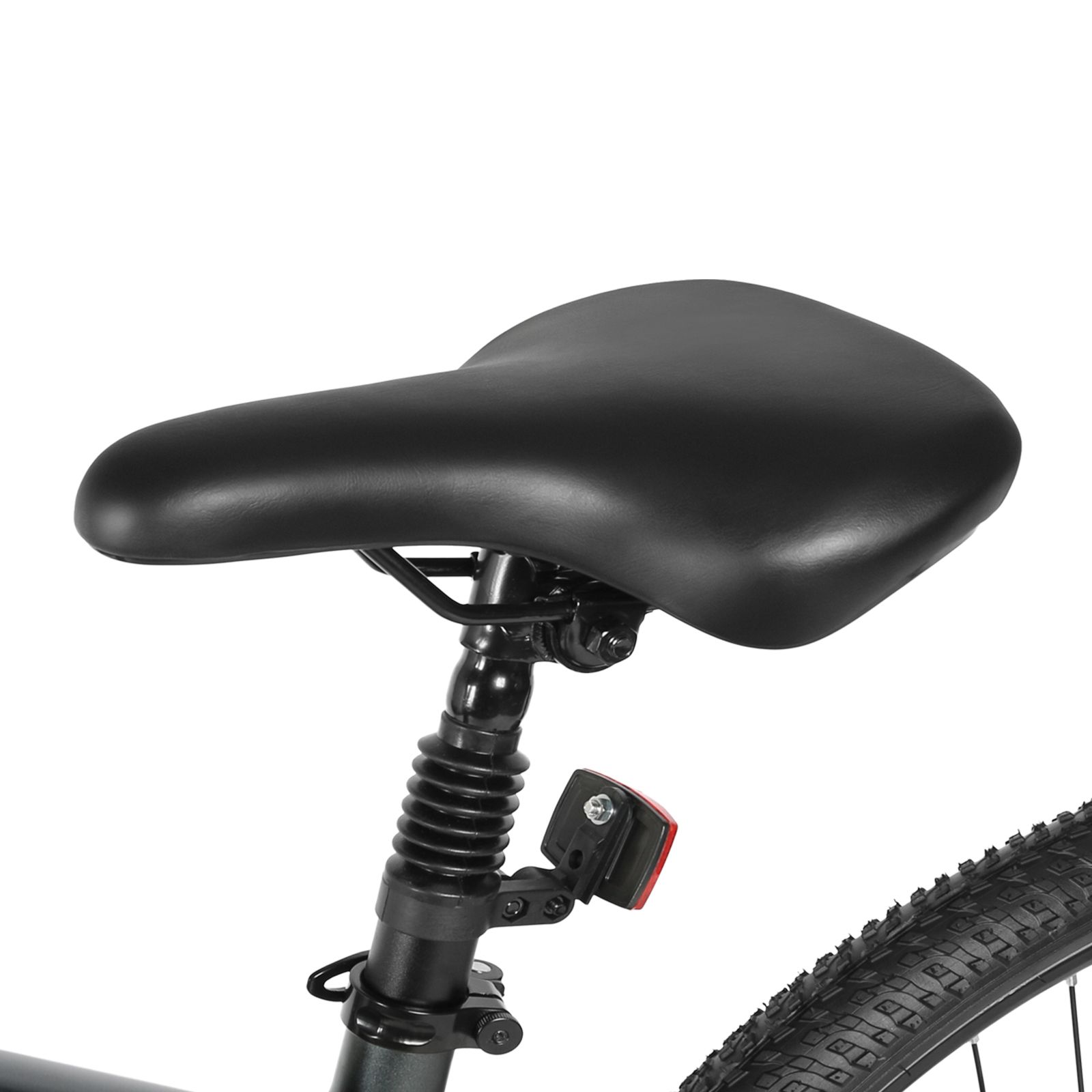 Selle de vélo noire. Feu arrière sur la tige de selle. Pneus noirs. Vue partielle.