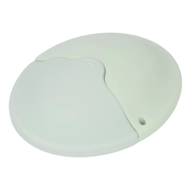 Applicateur vert clair avec couvercle. Le couvercle est en deux parties et possède une petite ouverture. Le produit est en silicone.