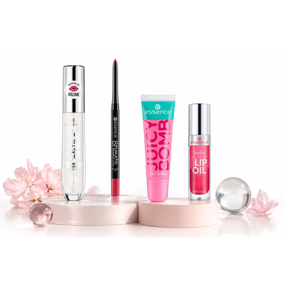 Quatre produits cosmétiques pour les lèvres : brillant à lèvres, crayon à lèvres, huile à lèvres et un autre produit pour les lèvres.