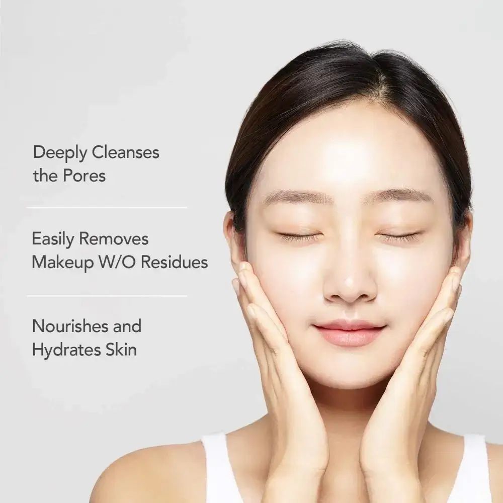 Vrouw met gesloten ogen, handen op gezicht. Tekst: Reinigt diep, verwijdert make-up, voedt.