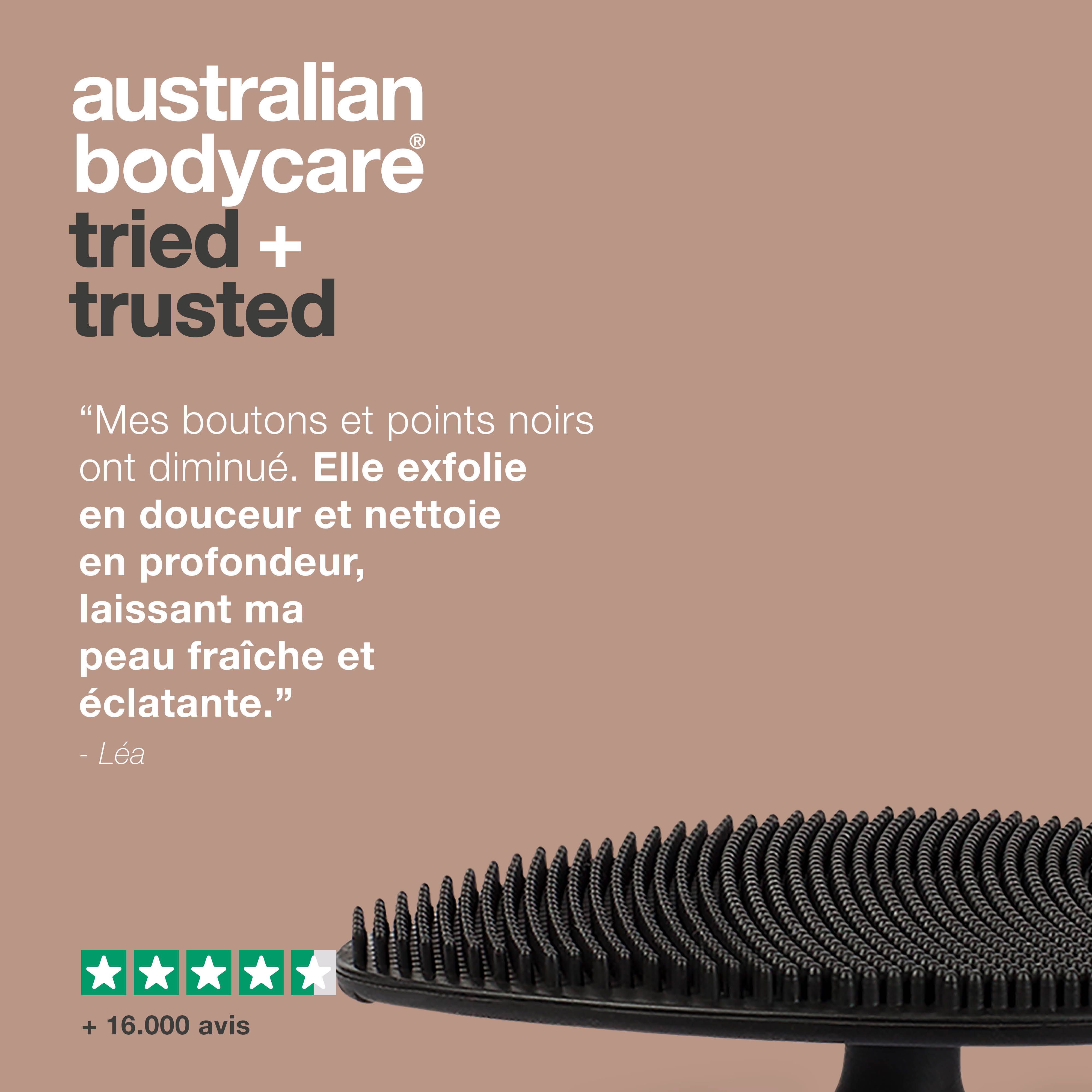 Caractéristiques du produit. Brosse visage noire, en forme de goutte. Texte : Design ergonomique, doux pour tous types de peau.
