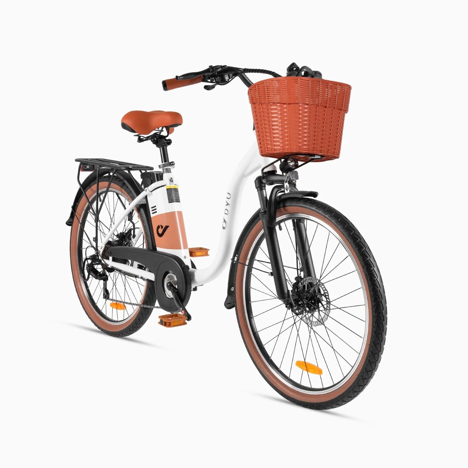 Vélo électrique blanc avec pneus, selle et panier marron. Porte-bagages arrière. Logo DYU sur le cadre.