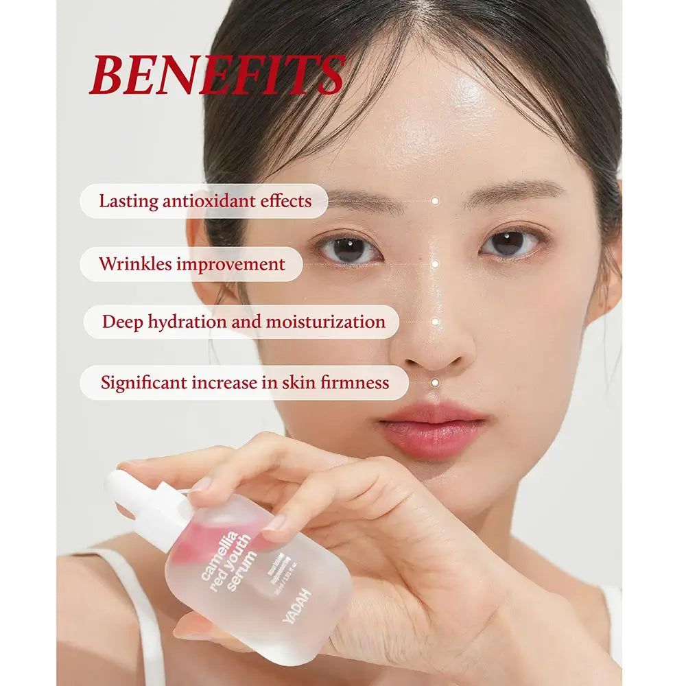 Vrouw met serumfles. Opschrift: Camellia Red Youth Serum. Voordelen: antioxidanten, rimpelvermindering, hydratatie.
