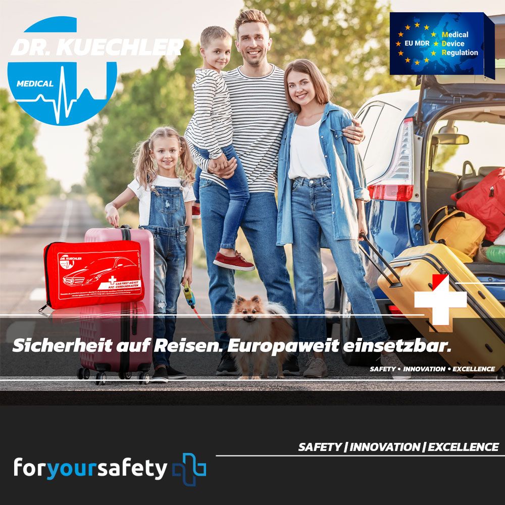 Familie met rode EHBO-tas bij auto. EU MDR-certificering. Dr. Kuechler Medical®.
