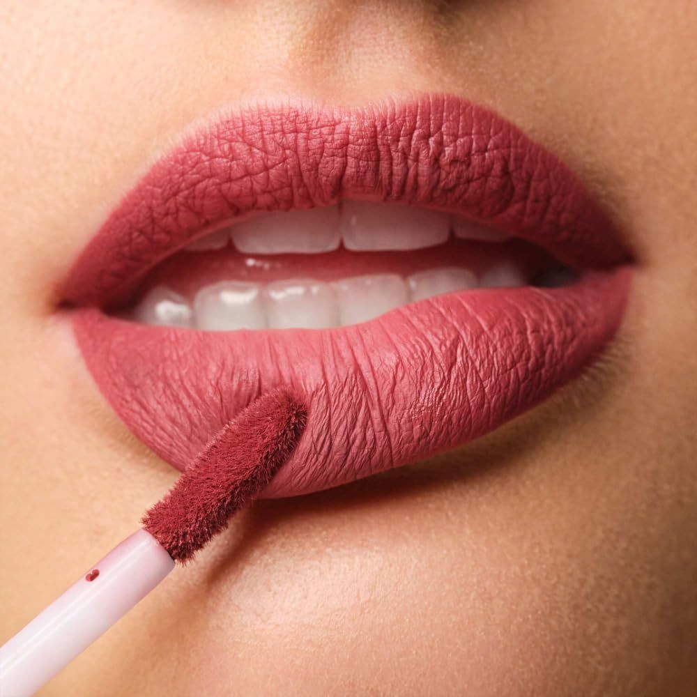 Close-up van lippen met aangebrachte Artdeco Mat Passion Lip Fluid. Applicator zichtbaar.