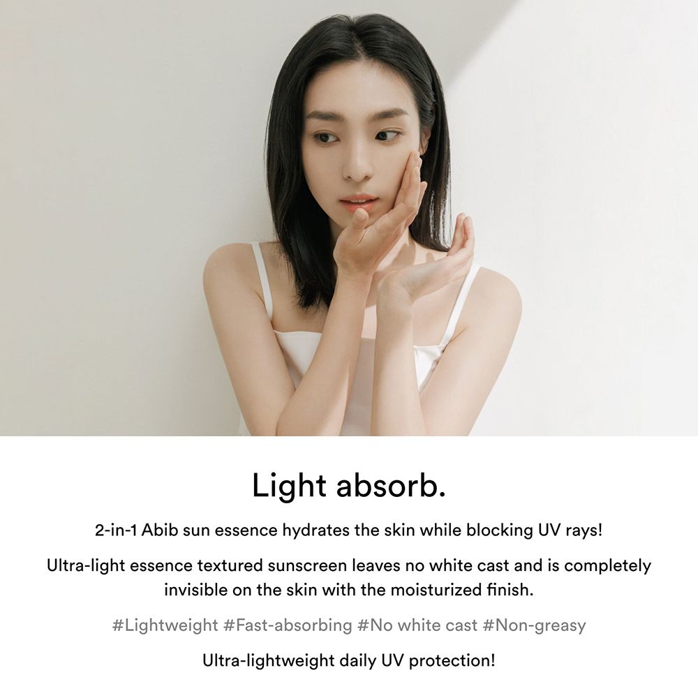 Vrouw raakt haar gezicht aan. Tekst: 2-in-1 Abib Sun Essence hydrateert de huid en blokkeert UV-stralen.