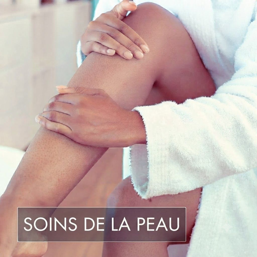 Femme en peignoir blanc prend soin de ses jambes.