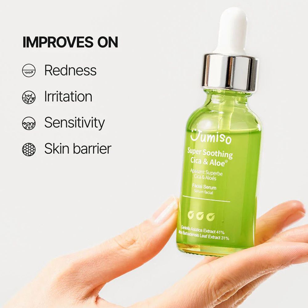 Groene glazen fles met pipet in een hand. Opschrift: Super Soothing Cica & Aloe. Verbetert roodheid, irritatie, gevoeligheid.