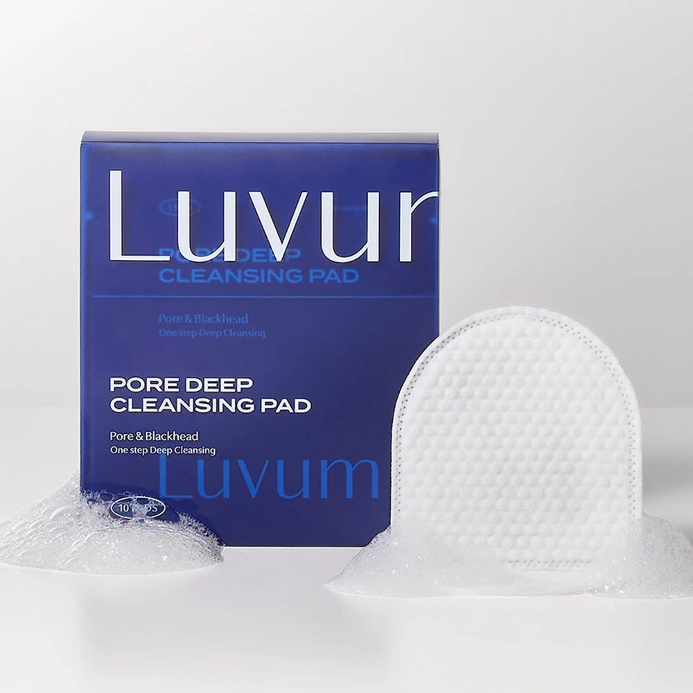 Emballage bleu avec nom du produit et pads. Pads avec mousse. Texte: PORE DEEP CLEANSING PAD, Luvum.