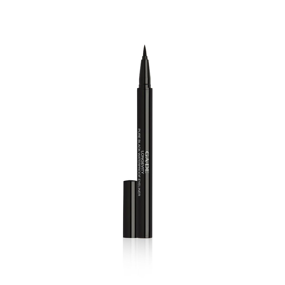 Eyeliner noir avec capuchon noir. Le stylo porte l'inscription "Ga-De Longevity Pure Black Waterproof Eyeliner".