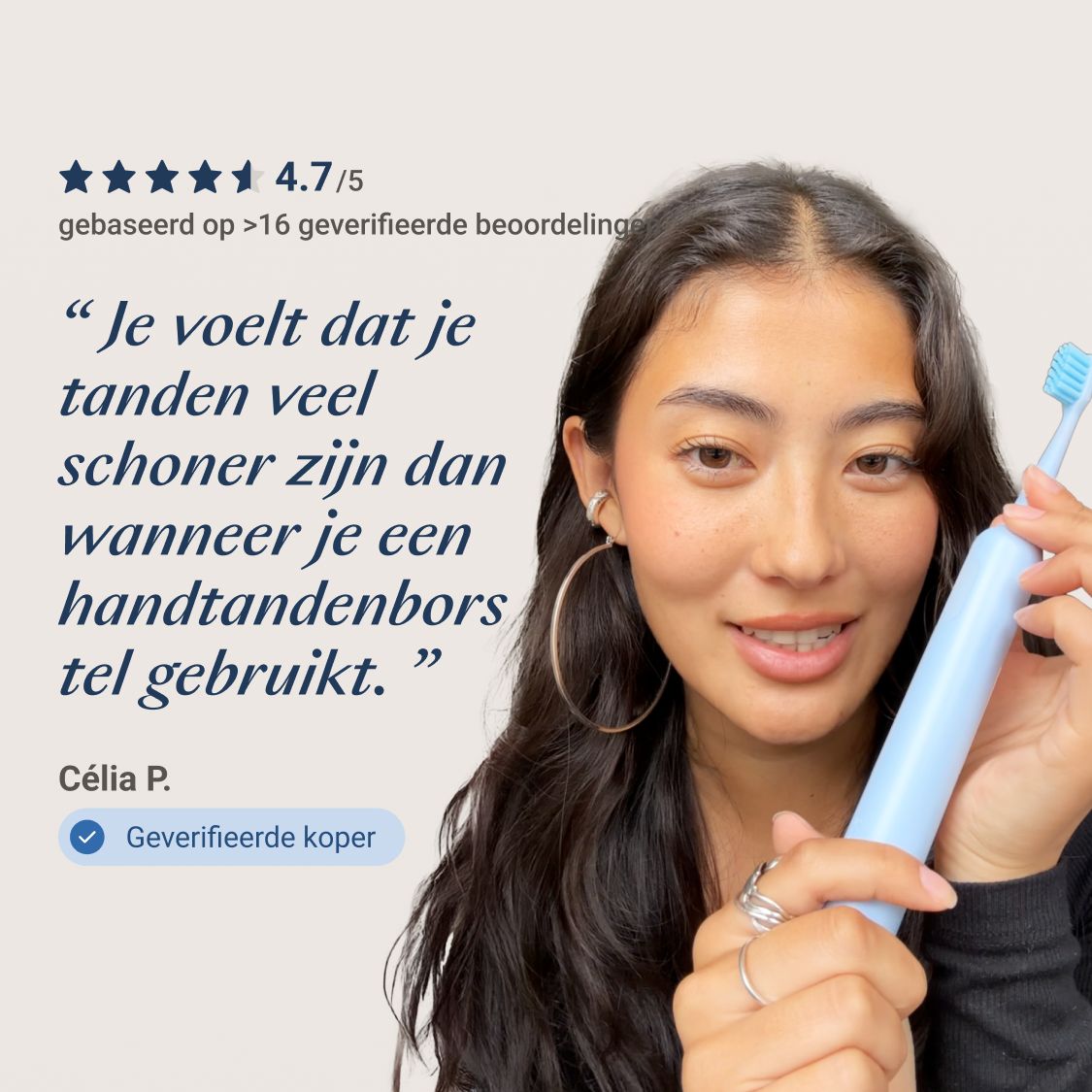 Close-up van een persoon die poetst met een blauwe tandenborstel. Blauwe borstelharen.