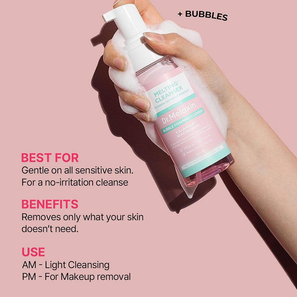 Main tenant le nettoyant moussant Dr. Melaxin, application de la mousse.
