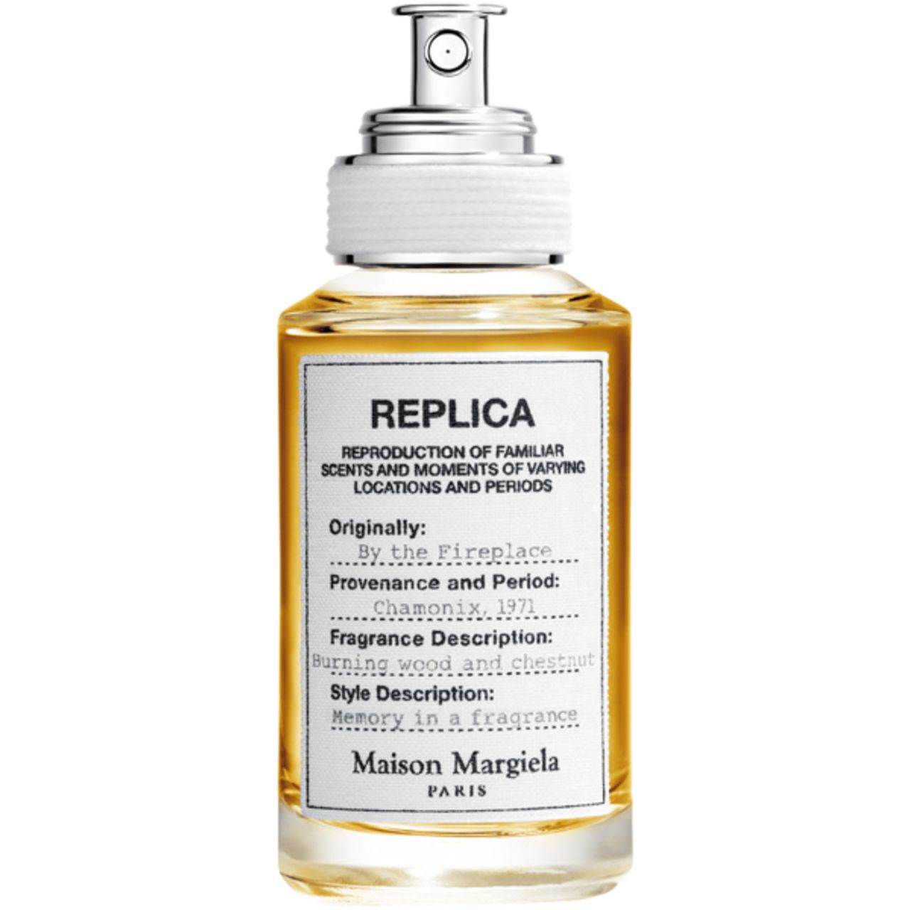 Flacon de parfum Replica By the Fireplace, Maison Margiela. Liquide ambré, vaporisateur argenté. Étiquette avec texte.