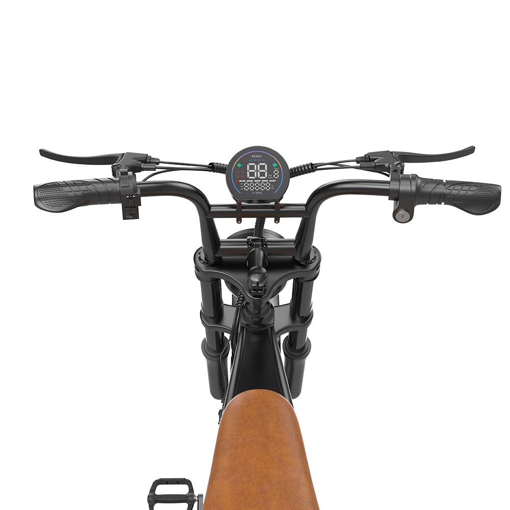 Vue de dessus du guidon et de l'écran d'un vélo électrique noir. Affichage numérique, selle marron.