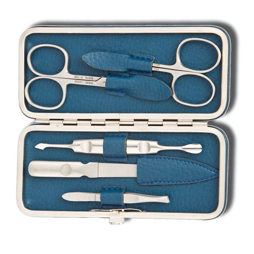 Manicure set in blauwe etui. Bevat schaar, nagelvijl en andere metalen tools. Blauw lederen etui. Zilverkleurige sluiting.