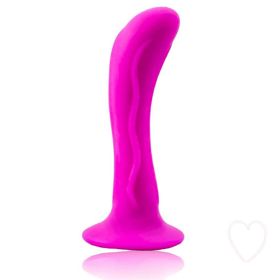 Paarse dildo met gebogen vorm en brede basis. Het oppervlak is versierd met een golvende textuur.