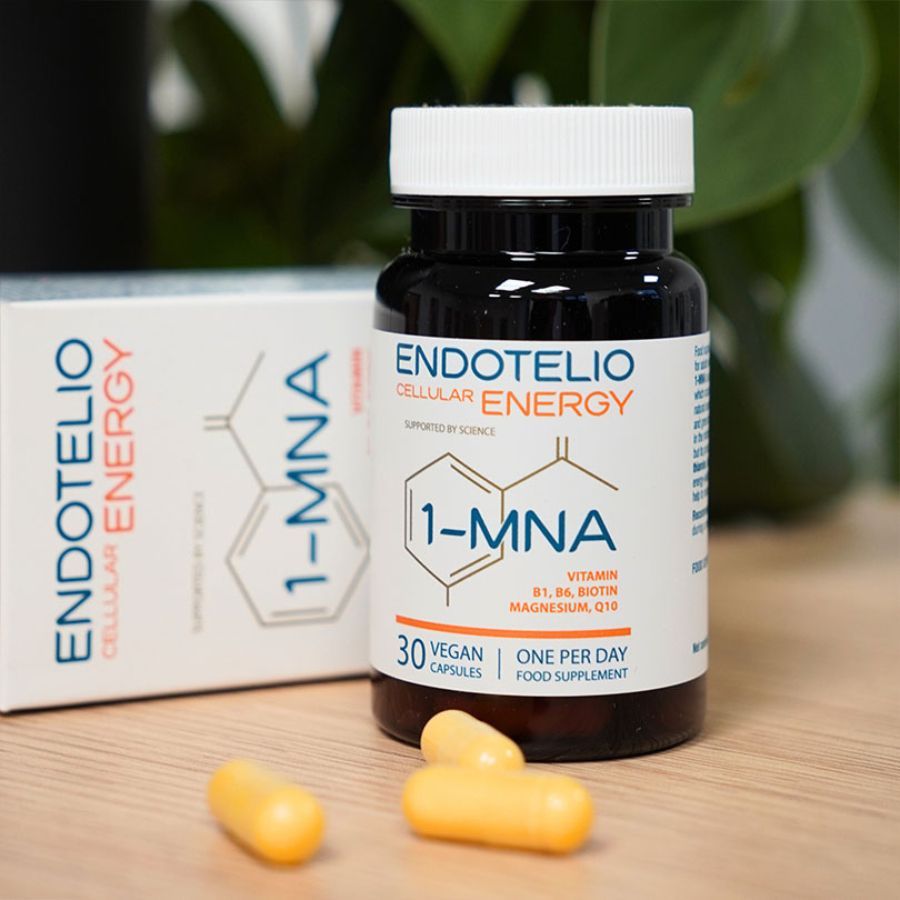 Flacon de gélules marron et boîte. Inscription: Endotelio Cellular Energy, 1-MNA, 30 gélules végétales. Contient vitamine B1, B6, biotine, magnésium, Q10. 3 gélules.