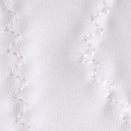 Gros plan sur le tissu blanc de la culotte gainante. Coutures en zigzag.