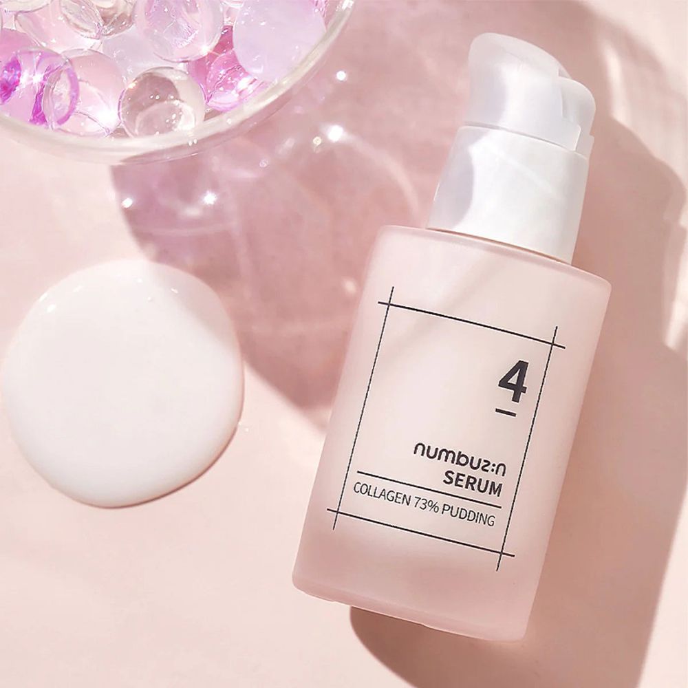 Roze serumfles met witte pomp en serumdruppel. Opschrift: 4, Numbuz:n Serum, Collagen 73% Pudding.
