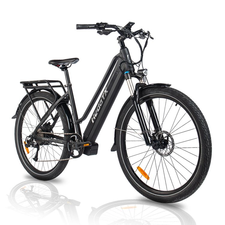 Zwarte e-bike HedaTX TX10. Bagagedrager, spatborden, voorlicht. 48V batterij. Witte achtergrond.