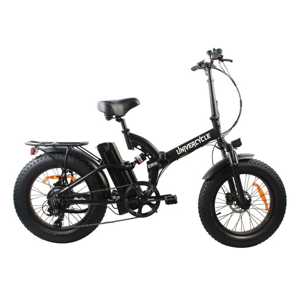 Zwarte e-bike met brede banden. Merk Univercycle, model B4(Eris). Volledige vering, accu.