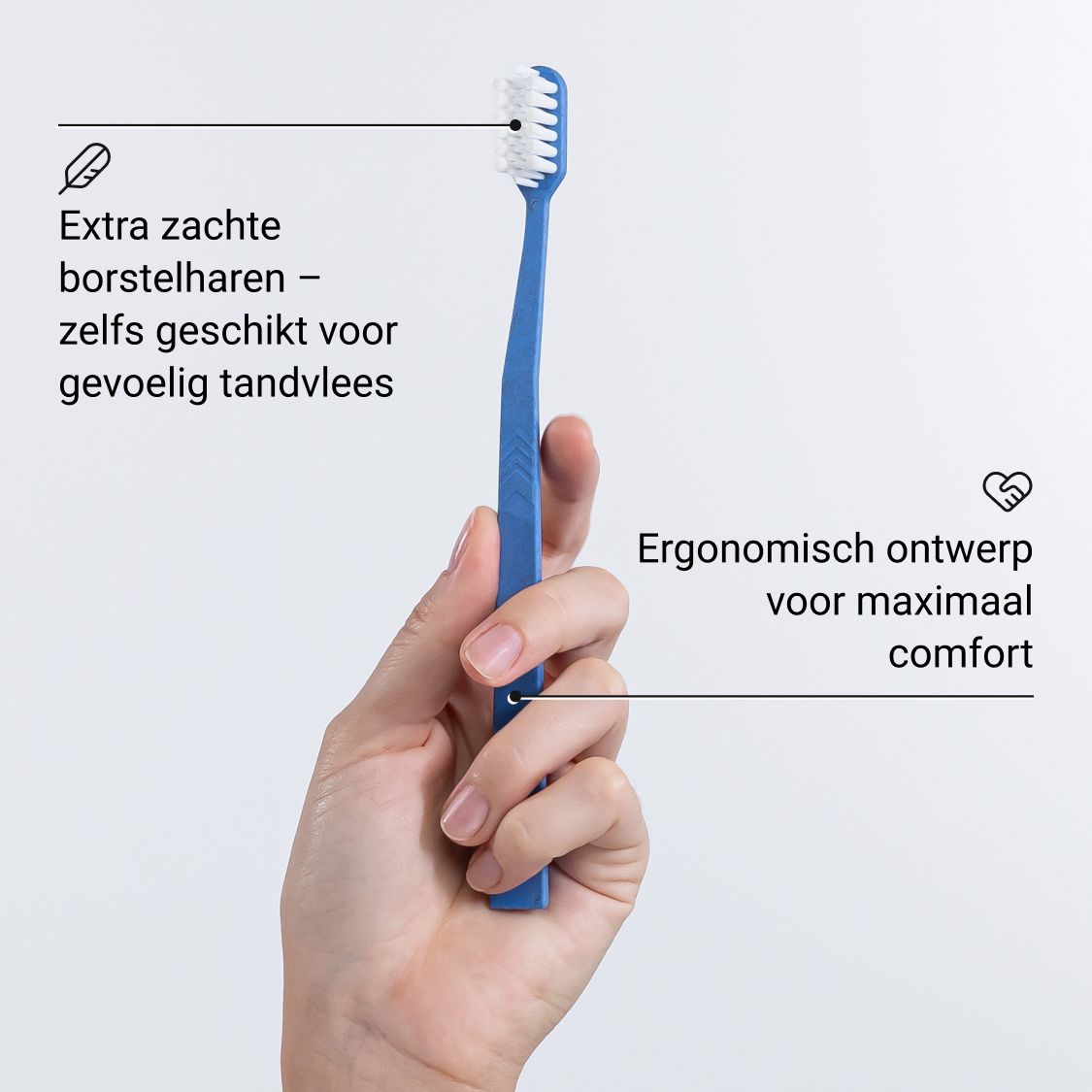 Blauwe tandenborstel met tekst: Extra zachte borstelharen, ergonomisch design.