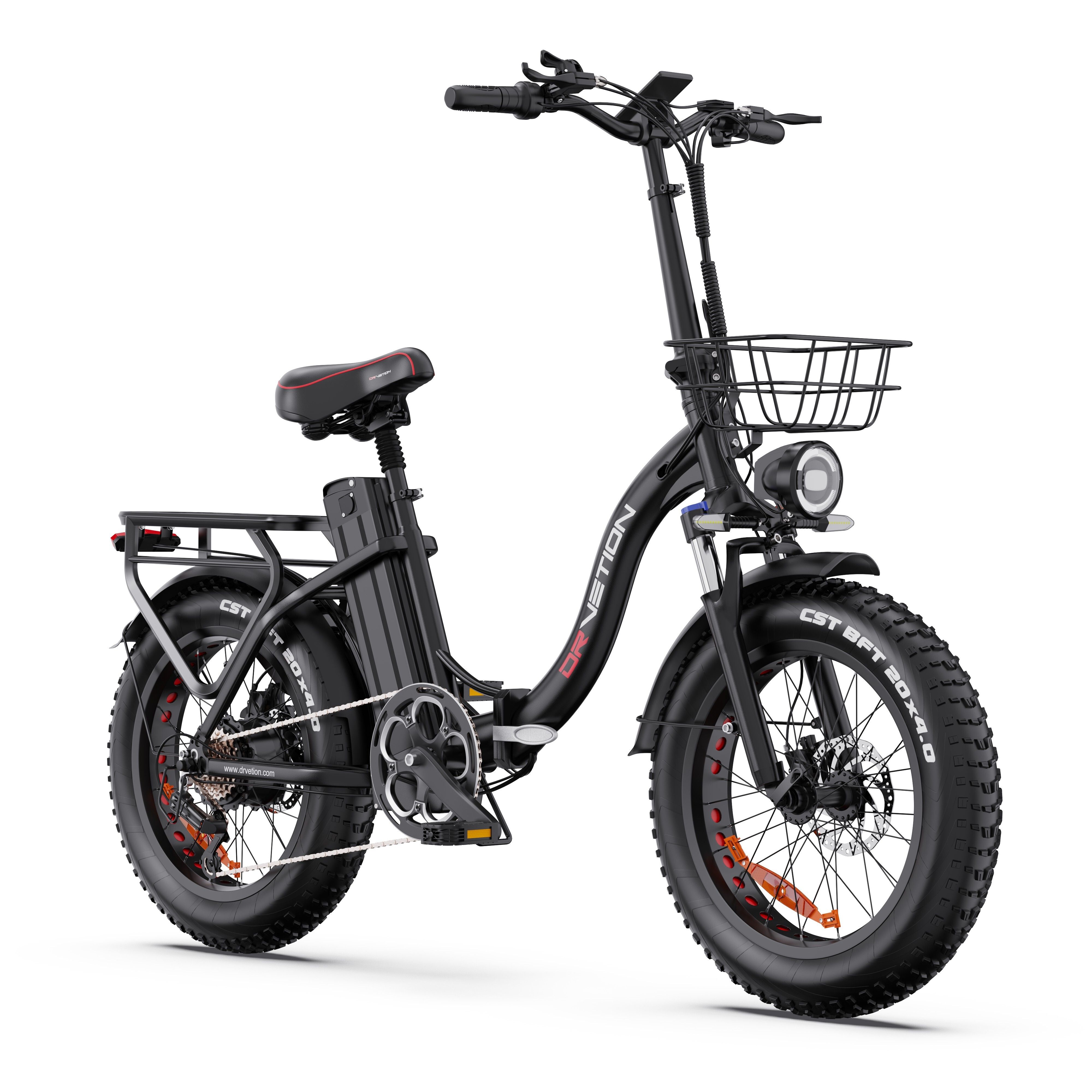 Zwarte e-bike met mand, batterij en bagagedrager. Dikke banden, rood zadel. DRVETION-opschrift.