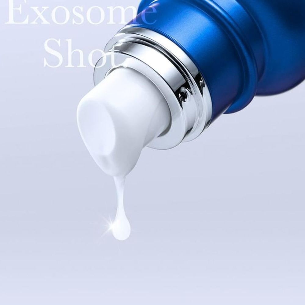 Blauwe fles met applicator. Product wordt aangebracht. Druppel zichtbaar.