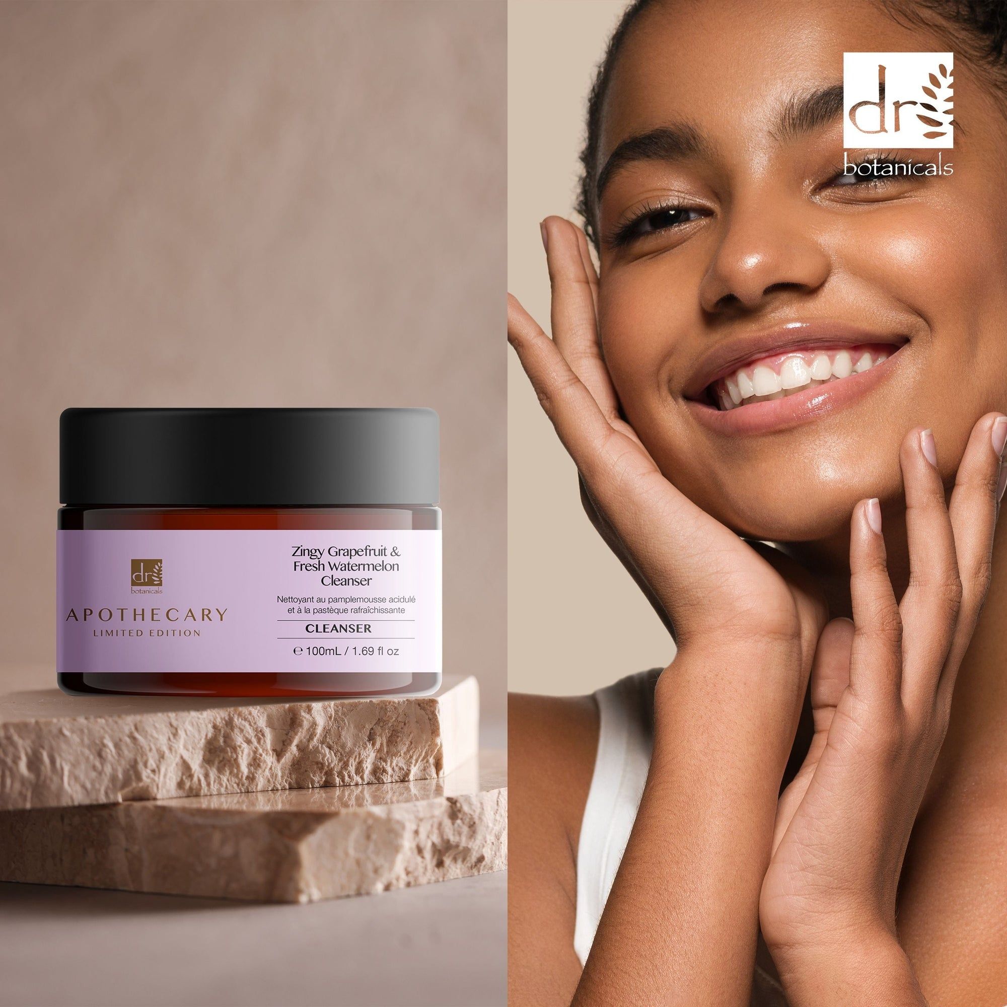 Bruine pot met zwarte deksel. Label met productnaam en merk. Vrouw raakt haar gezicht aan. Op stenen platen.