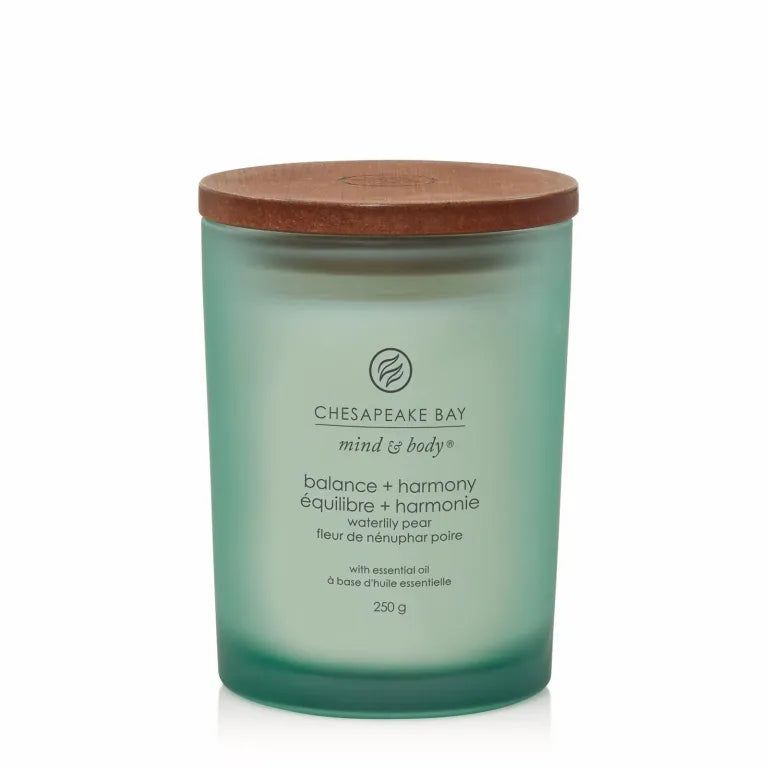 Bougie verte avec couvercle en bois. Inscription: Chesapeake Bay, balance + harmony, 250 g. Avec huile essentielle.
