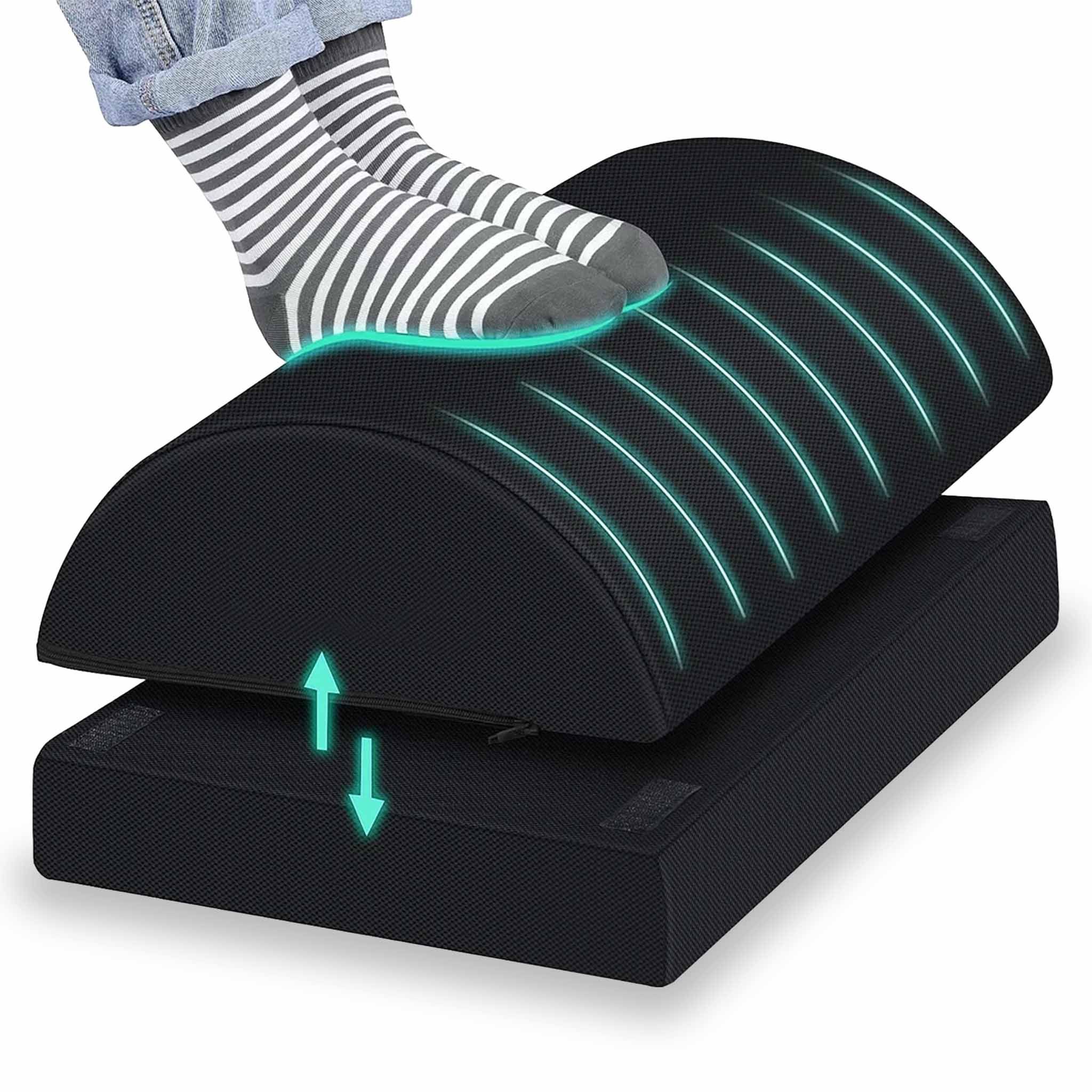 Zwarte ergonomische voetensteun met in hoogte verstelbare basis. Voeten met sokken op de bovenkant.